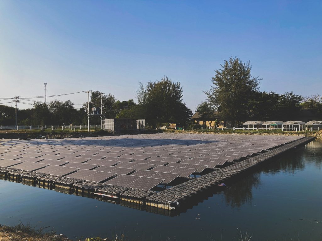 Solusi energi terbarukan, termasuk instalasi fotovoltaik surya